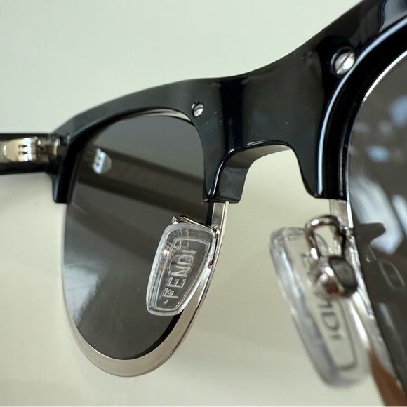 NEW!!! Fendi FE40105U 01A women sunglasses Authentic - Picture 3 of 7